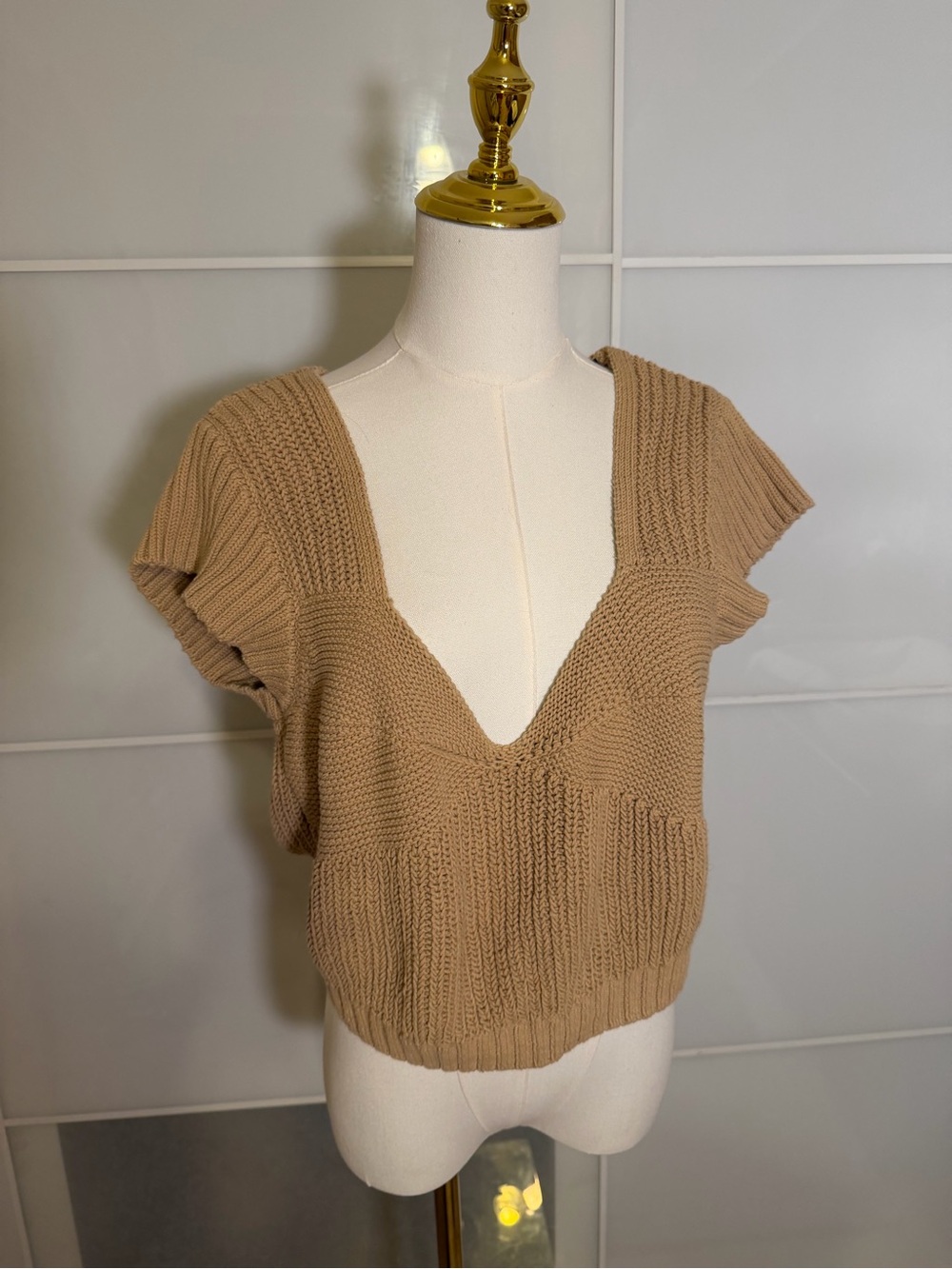 & Other Stories Cropped V-Neck Knit Top - Tan